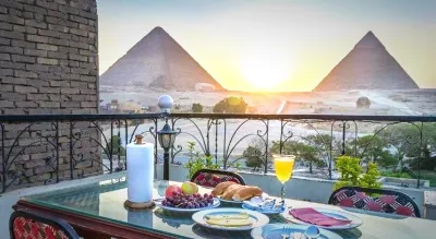 Pemandangan dari hotel Kairo ke Piramida di Giza
