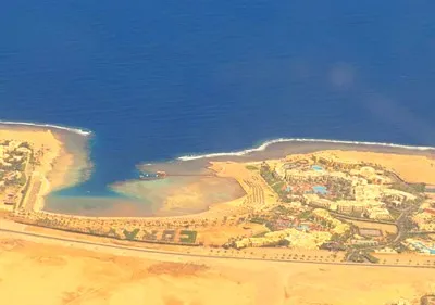 Jalan dari bandara menuju kota Marsa Alam di sepanjang pantai Laut Merah.
