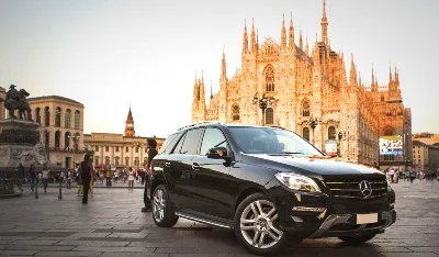 Transfer pribadi di bandara Malpensa. Mobil di alun-alun