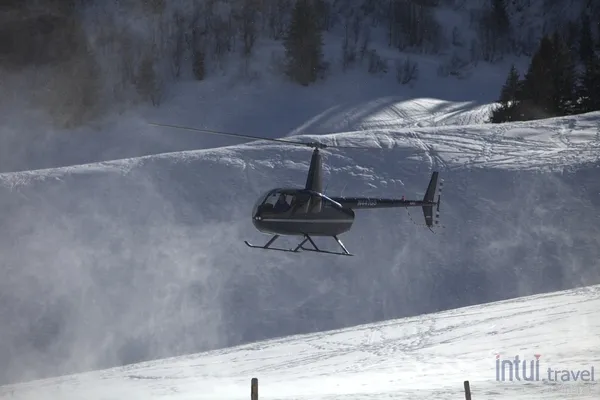 transfer dengan helikopter dari bandara ke resor ski