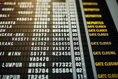 Lihat papan skor online di Bandara Antalya. Penulis Chutter Snap