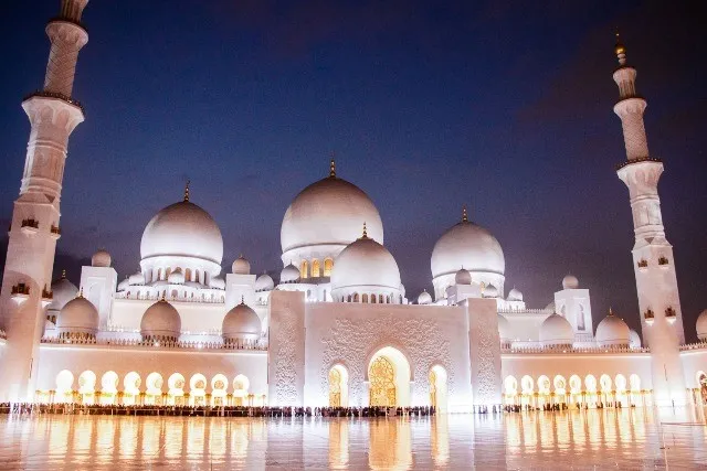 Atraksi Masjid Agung Sheikh Zayed