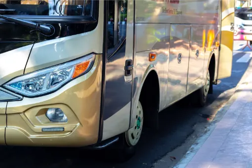 Bus berjalan di jalan dari bandara