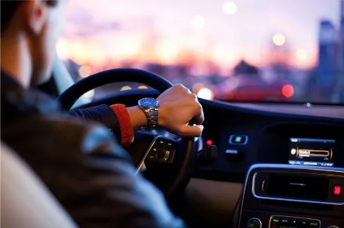 Seorang pria mengendarai mobil