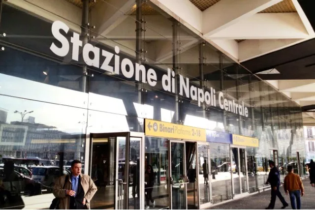 Polisi Stasiun Pusat Naples, Italia