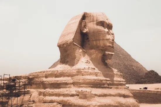Patung Sphinx di sebelah piramida Giza Mesir