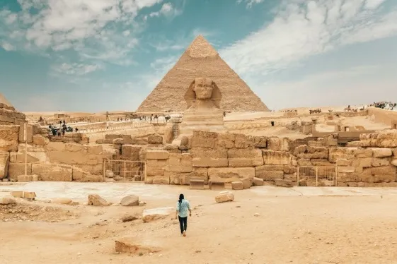 Patung Sphinx dan Piramida di Giza