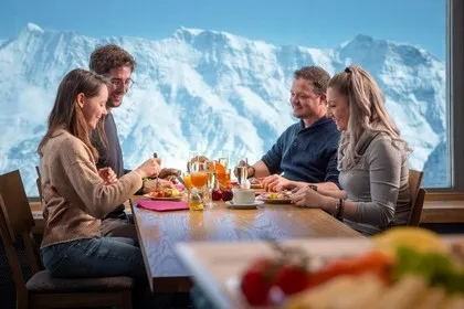 Makan Malam di Puncak Gunung Hari Valentine